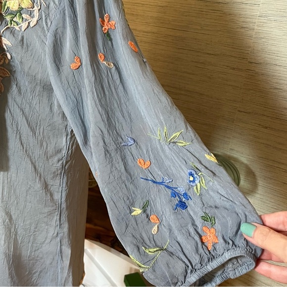 Johnny Was Taifa Blouse Blue Grey Embroidered Floral Peasant V-Neck Boho Medium - Picture 6 of 10